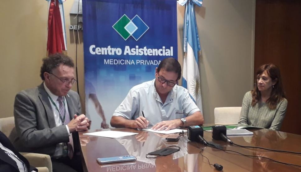 Firmamos un convenio con Emerger para atenciones de urgencia en todo el país class=