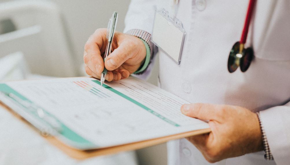 El Colegio de Médicos aumentó cuotas y cobertura del seguro de praxis médica class=